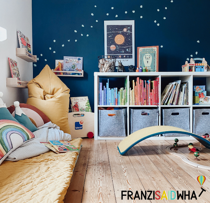 Kinderzimmer Inspiration Leseecke mit gelbem Sitzsack, großem Schrank für Bücher und Spielzeugkisten, Bücherregalen, Spielzeugkiste aus Holz und Wobbel Balance Board